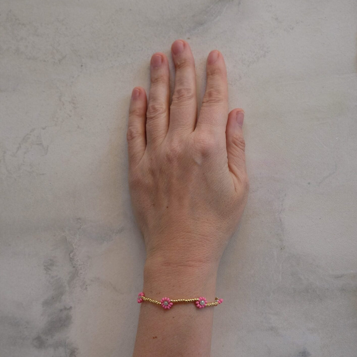 Goldenes Armband mit Blümchen