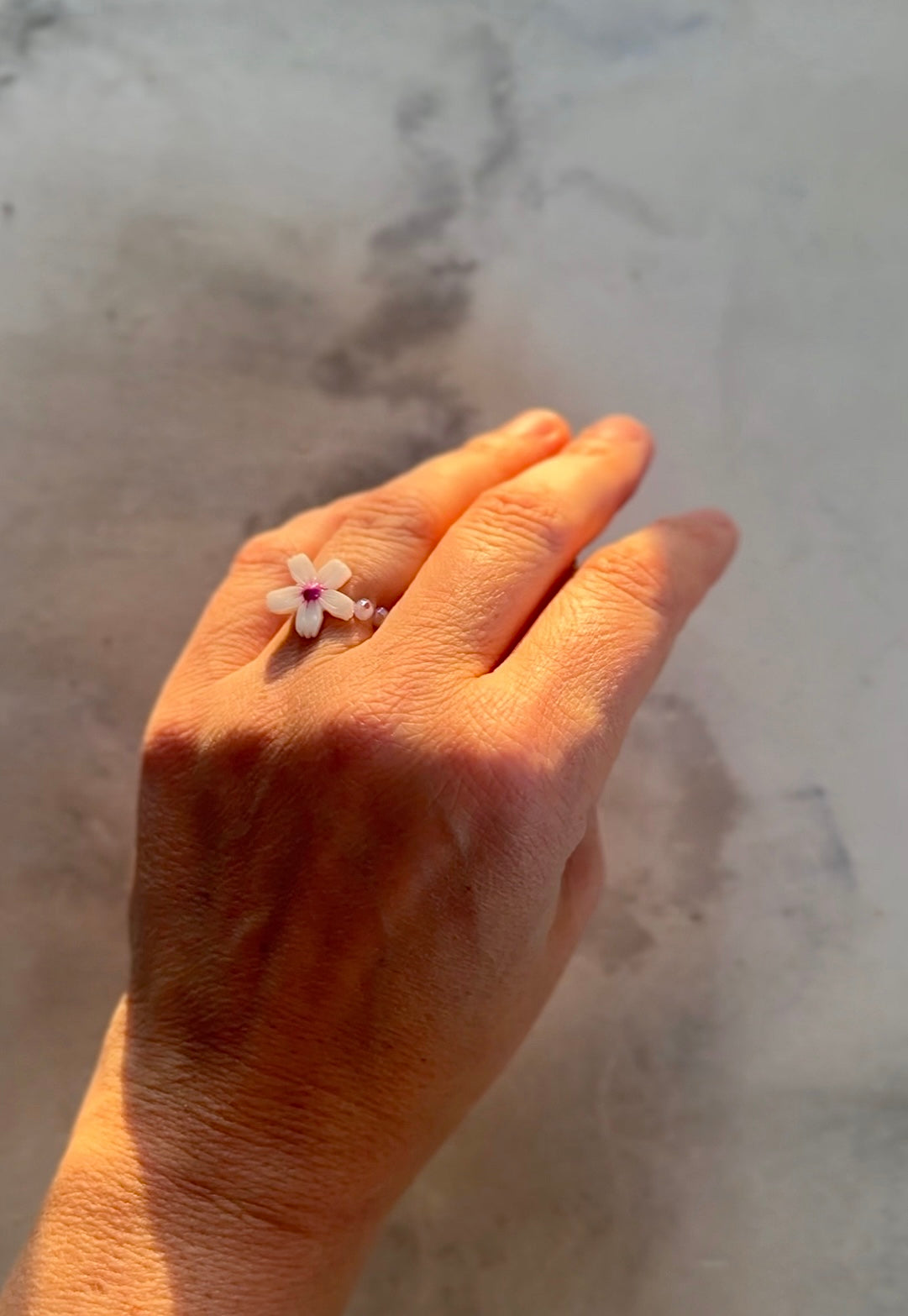 Glitzerring mit Blume